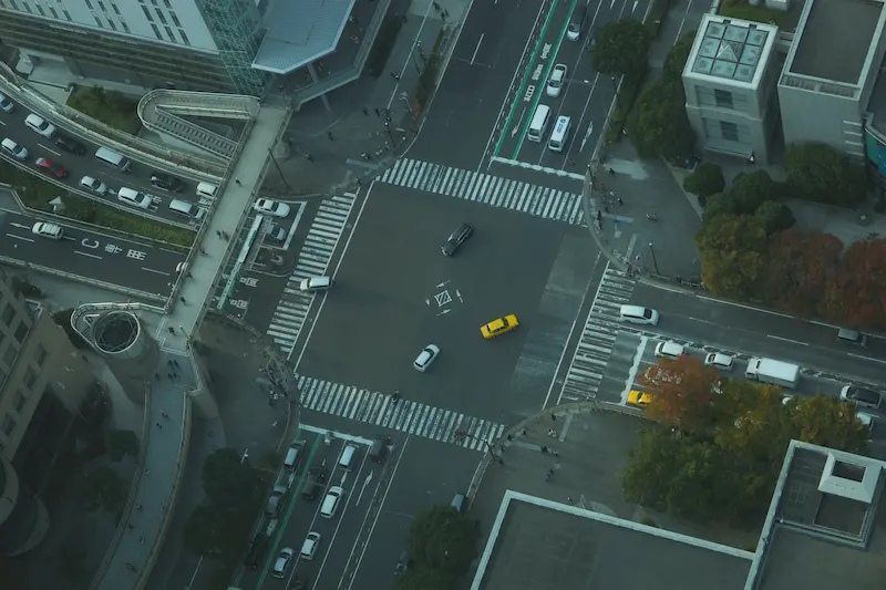 横浜市街の車の流れの写真