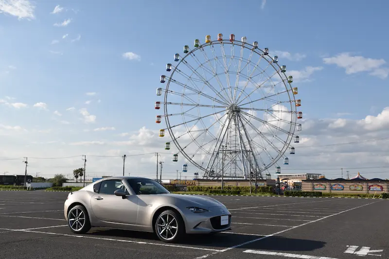 駐車場に停めたロードスター