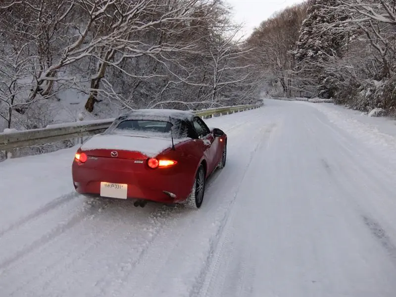 雪上を走るNDロードスター