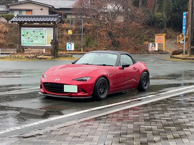 雨の中を走るNDロードスター