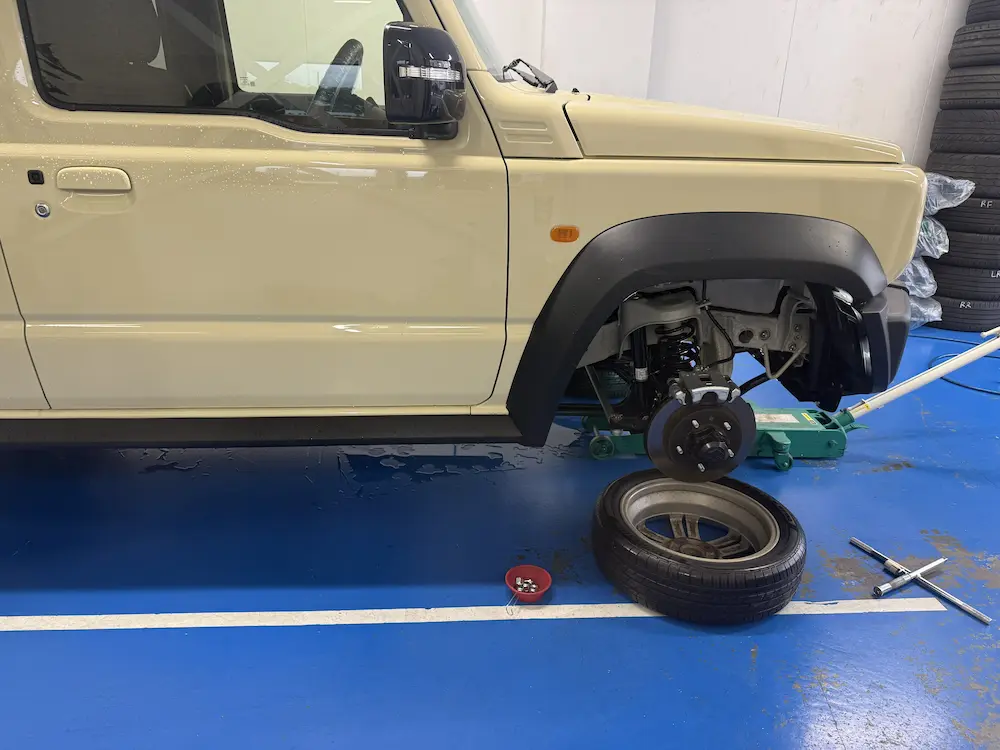 タイヤフッドのタイヤ交換店舗において「FALKEN WILDPEAK A/T3W」装着中のジムニーノマド（2026年5月）