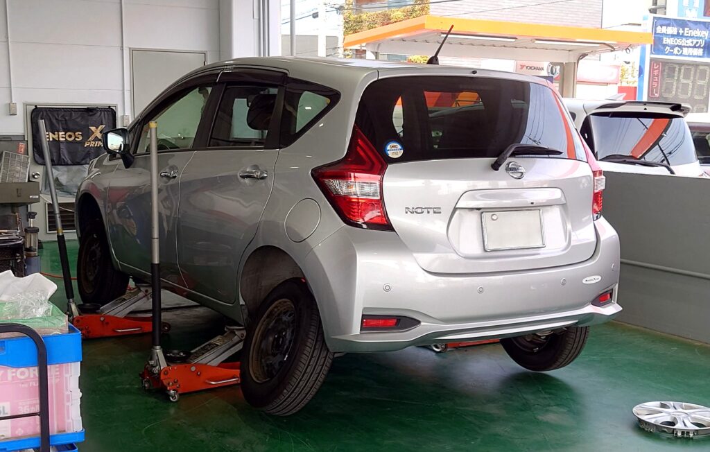日産ノートのタイヤ交換をタイヤフッドで行った時の様子