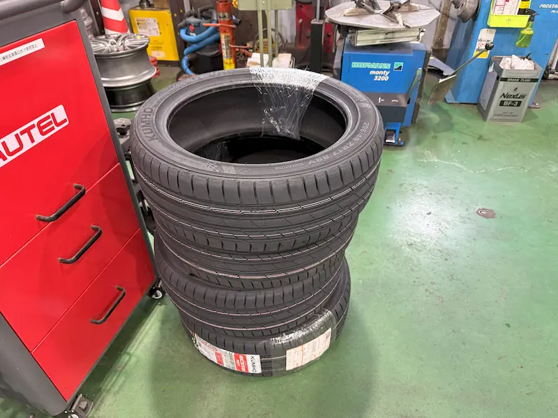 タイヤ交換店舗に届いている新品タイヤ