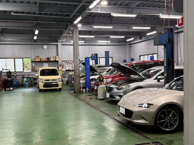 整備工場でタイヤ交換作業中のロードスターRF