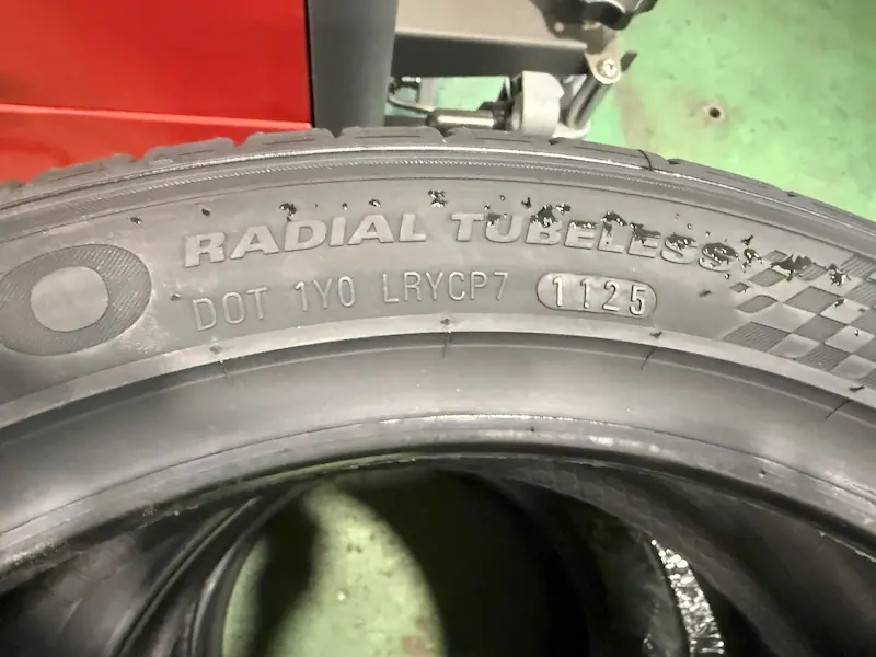 タイヤのサイドウォールに刻印された製造年週