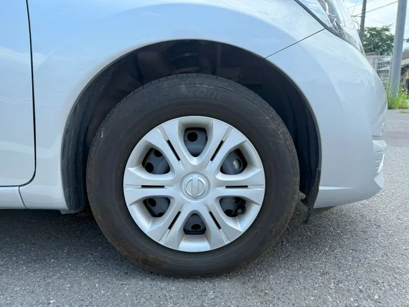 the front tire of a car　日産ノート（2019年式）の交換前のタイヤの写真
