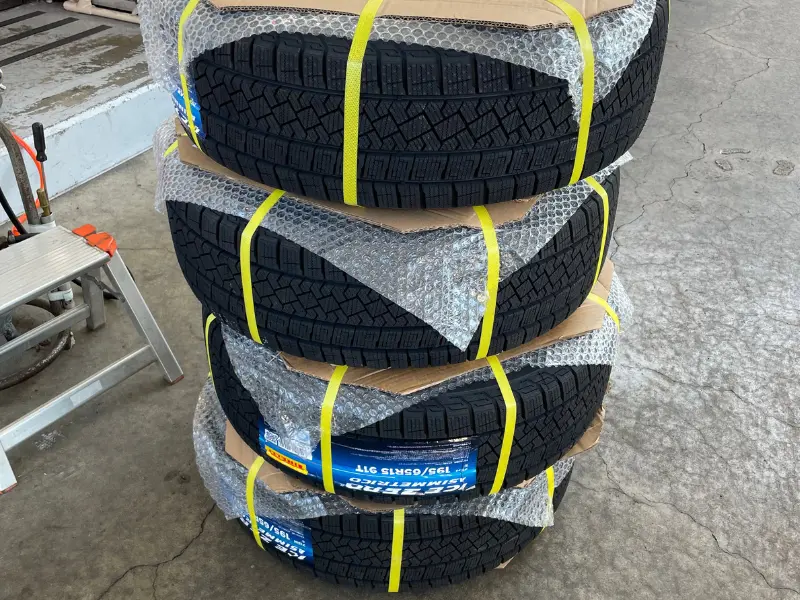 プリウスのスタッドレス交換で届いたPIRELLIタイヤの写真