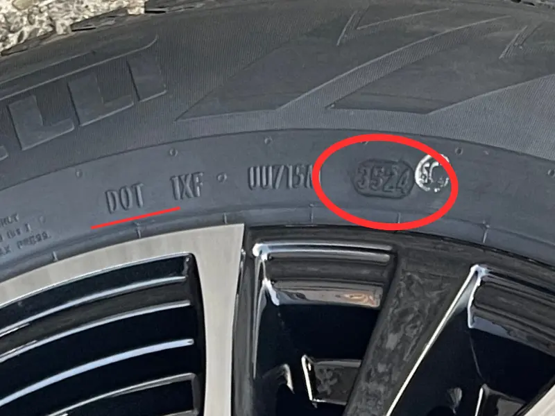 PIRELLIタイヤの側面に刻印されたDOT表記「3524」のクローズアップ写真