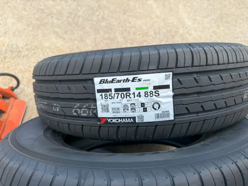 a stack of tires with a white label　新品タイヤ（YOKOHAMA BluEarth-Es ES32）のトレッド面アップ写真