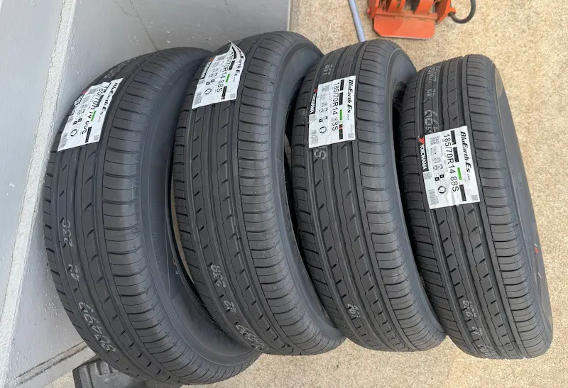 タイヤ交換店舗に届いたYOKOHAMAの新品タイヤの写真