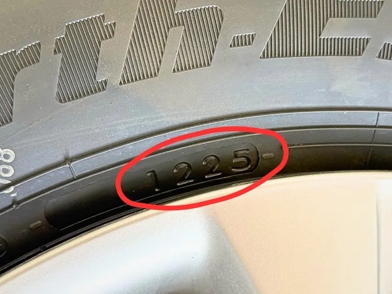 a close up of a tire　装着後のタイヤのDOT表記が「1225」であることを確認できる写真