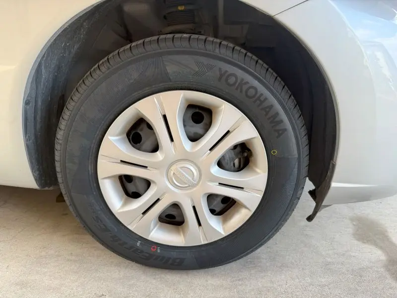 a close up of a tire　タイヤ交換後の日産ノートのタイヤの写真