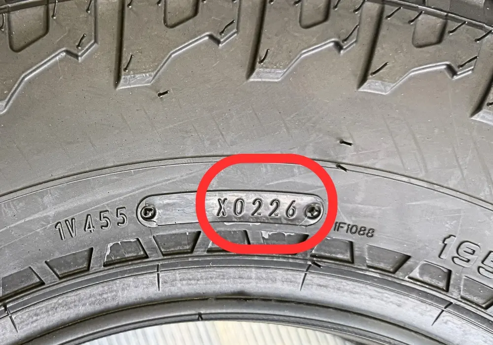 FALKEN WILDPEAK A/T3Wの側面に刻印されたDOT表記「0226」のクローズアップ写真