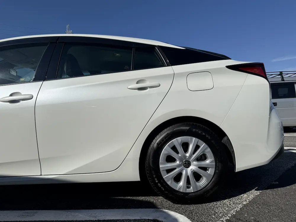 2025年9月にタイヤ交換（4回目）したプリウスの後方側面画像