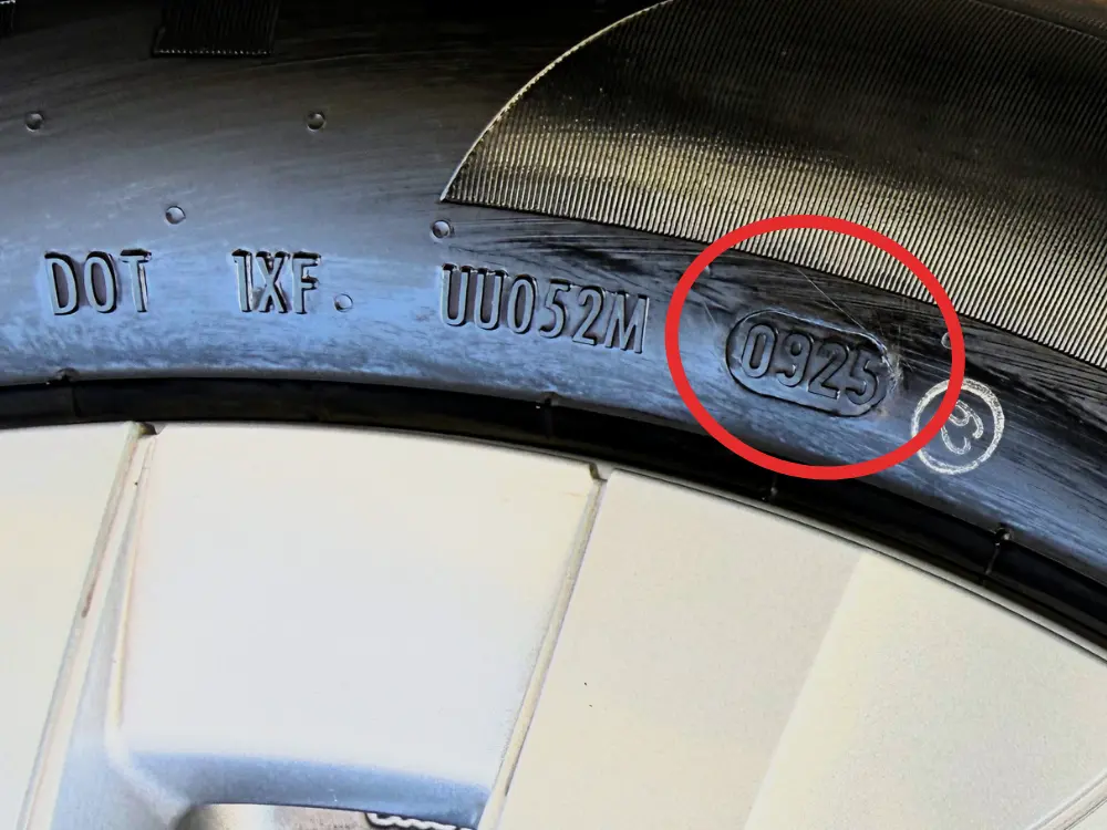 4回目のタイヤ交換で購入したタイヤのDOTコードが「0925」であったことが分かるピレリタイヤの写真