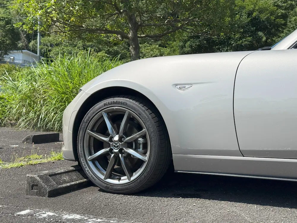ECSTA PS71を装着したロードスターRFのフロント半分の写真