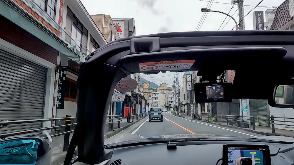 早朝の静かな箱根湯本駅前の写真