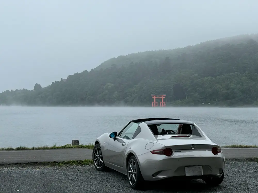 霧に包まれた芦ノ湖とロードスター