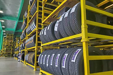 タイヤフッドの倉庫