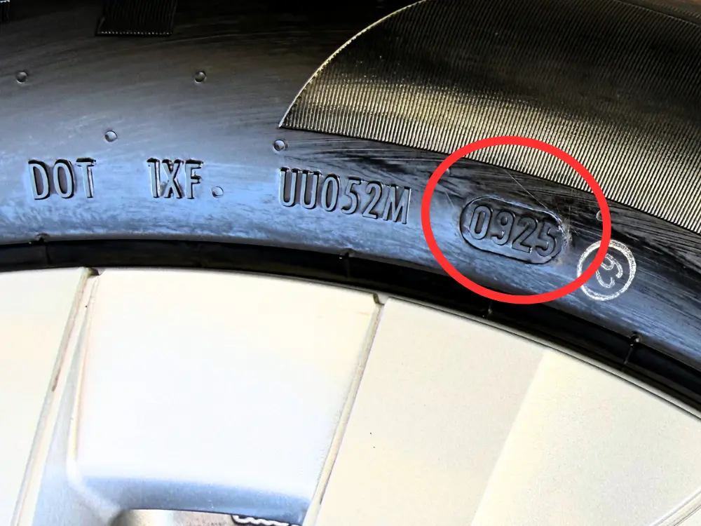 今回届いたピレリタイヤの側面にある「0925」のDOTマークのアップ写真 タイヤ側面に刻印された0925のDOTマーク