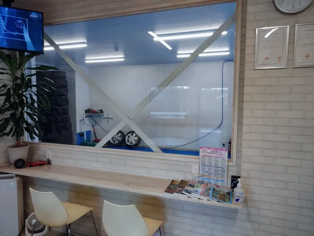 タイヤ交換店舗の待合室から見える作業スペース タイヤ交換店舗の待合室から見える作業スペース