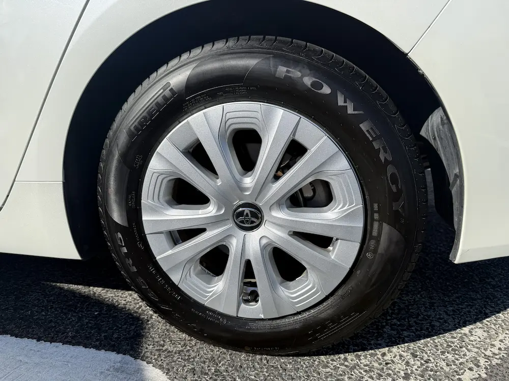 新品タイヤ装着後のプリウス